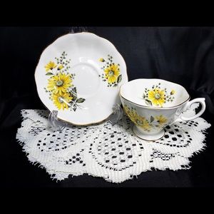 Vintage Royal Albert Daisies floral print teacup and matching saucer (1970’s)